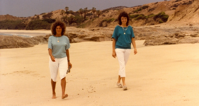 Joanie and Leticia Díaz Rivera at the beach.